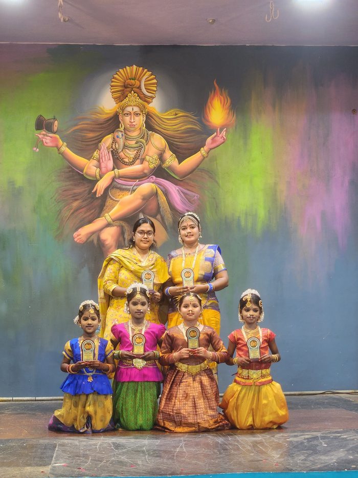 Smt. Aishwarya and Smt. Soundharya with their young students on stage