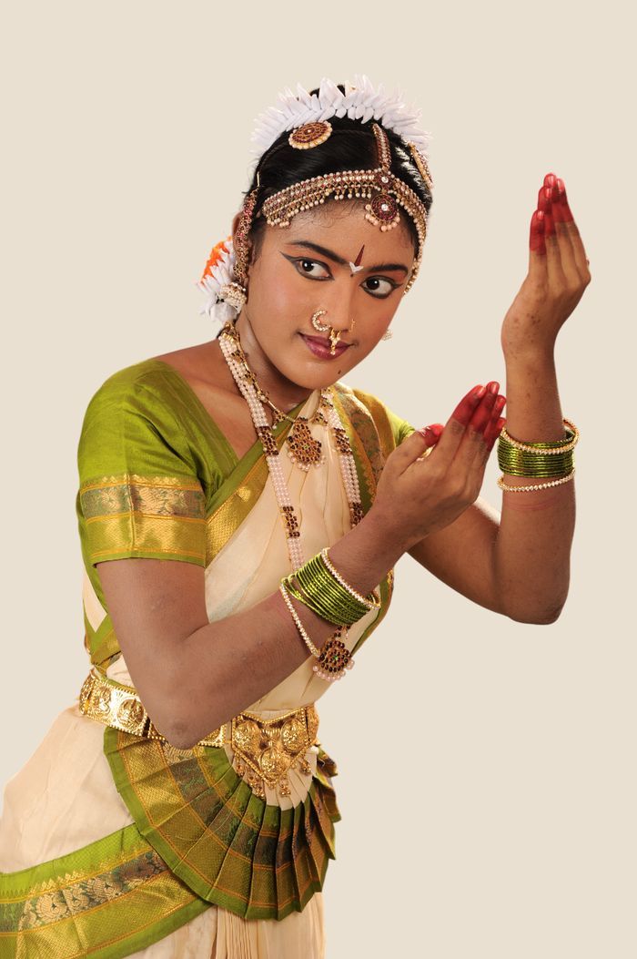 Smt. Aishwarya in a Bharatanatyam pose